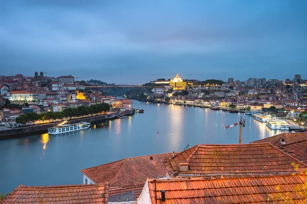 ドゥーロ川とポルトガルからの早朝の景色 — ストック写真