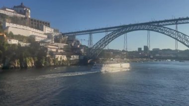 Portekiz, Porto 'daki Ponte Luis Köprüsü' nün altından tekne geçiyor. 7 Ağustos 2023.