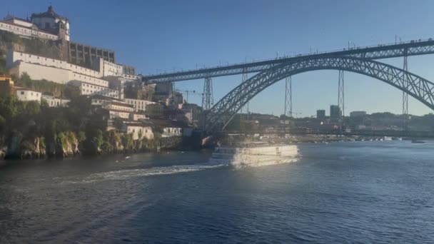 Barcos Que Navegam Sob Ponte Luis Porto Portugal Agosto 2023 — Vídeo de Stock