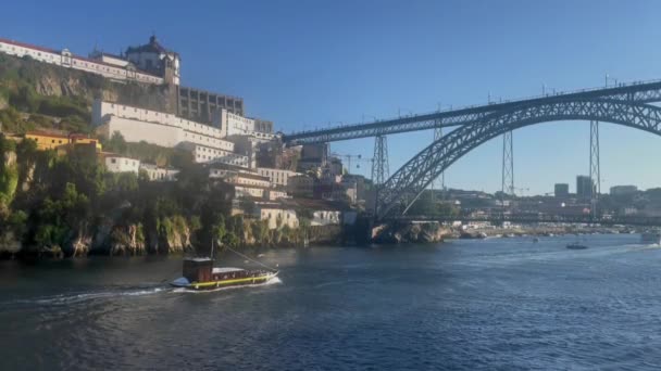 Boten Die Varen Onder Ponte Luis Brug Porto Portugal Augustus — Stockvideo