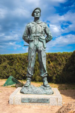 Normandiya, Fransa 'da Lord Lovat' ın anısına dikilmiş bir heykel. 15 Ağustos 2023.