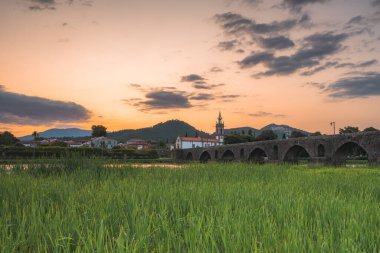 Portekiz, Ponte de Lima 'daki ortaçağ köprüsünde günbatımı.