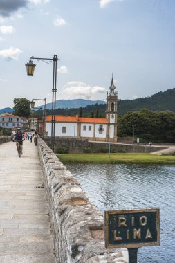 Portekiz, Ponte de Lima 'daki Roma köprüsü. 20 Temmuz 2023.