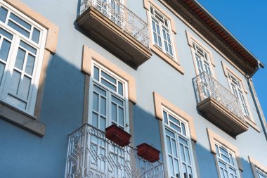 Portekiz 'in Ponte de Lima kentindeki Portekiz mimarisine yakın..