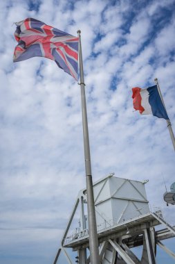 İngiliz ve Fransız bayrağıyla Pegasus Köprüsü.