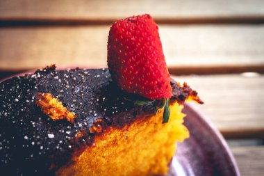 Çikolatalı ve çilekli havuçlu kekten yakın çekim.