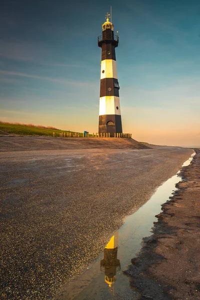 Breskens Deniz Feneri, Zeeland, sabahın erken saatlerinde.