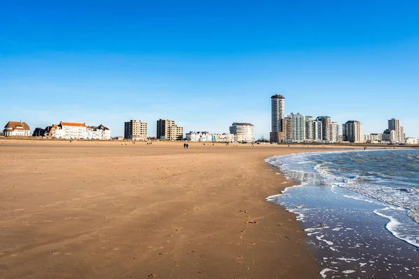 Hollanda, Vlissingen Zealand 'dan ufuk çizgisi. Kumsalda güneşli bir günden.