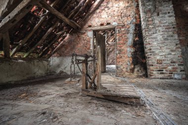 Urbex Belçika 'da terk edilmiş eski bir ahır..