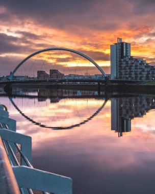 Clyde Arch Köprüsü 'yle Glasgow, İskoçya Clyde Nehri üzerinde..