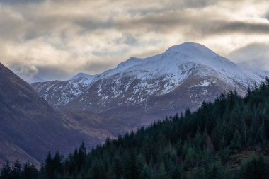 Ben Nevis 'in karamsar gökyüzü, Fort William İskoçya.