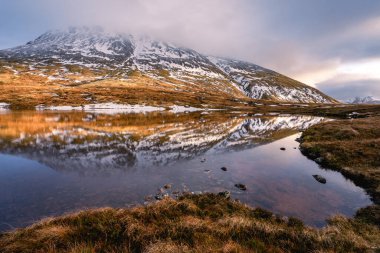 Ben Nevis 'in karamsar gökyüzü, Fort William İskoçya.