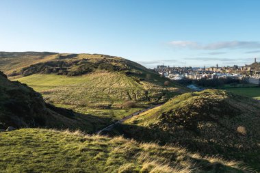 Edinburgh 'un panoramik manzarası, Arthurs Koltuğundan. Holyrood, Edinburgh, İskoçya.