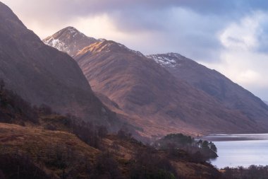 İskoçya 'nın güzel dağları. Glenfinnan, İskoçya.