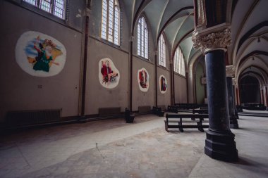 Hollanda 'da terk edilmiş eski bir kilise..