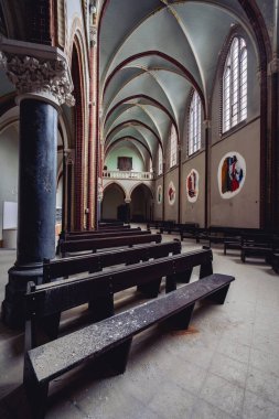 Hollanda 'da terk edilmiş eski bir kilise..