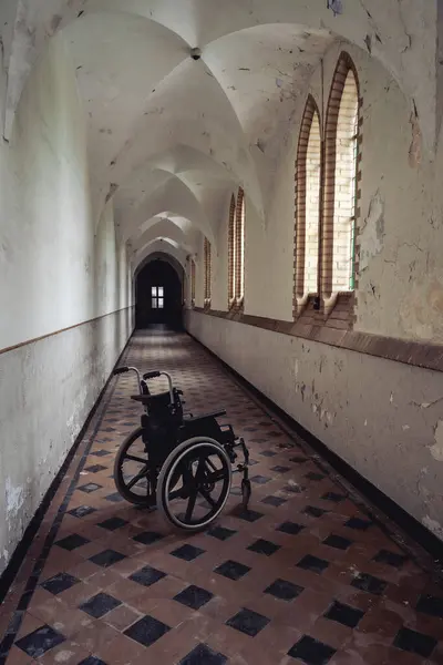Hollanda 'da bir yerlerde terk edilmiş eski bir manastır..