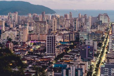 Brezilya, Santos 'un ufuk çizgisinden geceleri panoramik manzara.