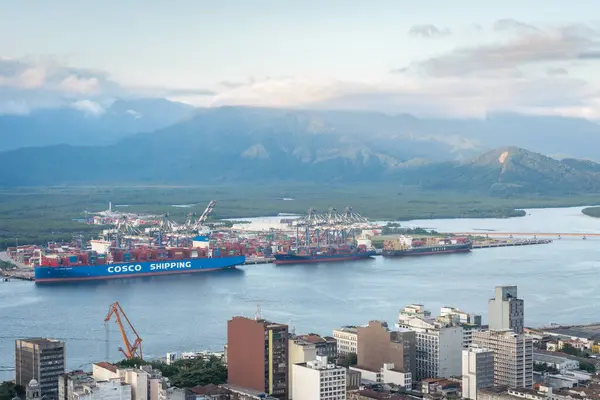Santos Limanı 'ndaki Kargo Gemileri, SP Brezilya. 3 Nisan 2024.