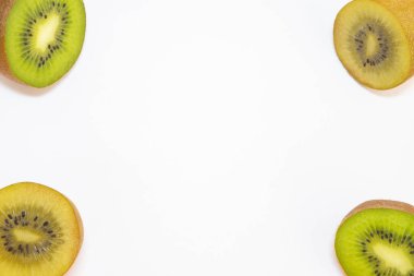 Yeşil ve sarı kivinin karışımı beyaz arka planda ikiye bölünmüş..