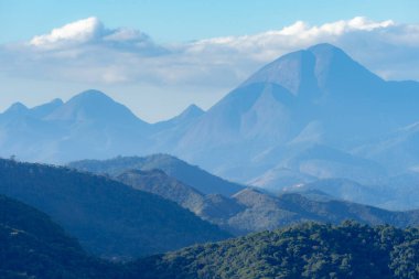 Petropolis, Rio de Janeiro, Brezilya 'daki güzel yeşil vadi.