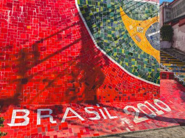 Escadaria Selarn. Lapa, Rio de Janeiro, Brezilya 'da elle boyanmış kiremitleri olan güzel merdivenler. 28 Mayıs 2024.