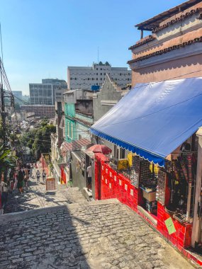 Escadaria Selarn. Lapa, Rio de Janeiro, Brezilya 'da elle boyanmış kiremitleri olan güzel merdivenler. 28 Mayıs 2024.