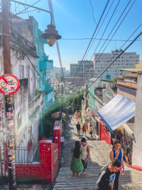 Escadaria Selarn. Lapa, Rio de Janeiro, Brezilya 'da elle boyanmış kiremitleri olan güzel merdivenler. 28 Mayıs 2024.