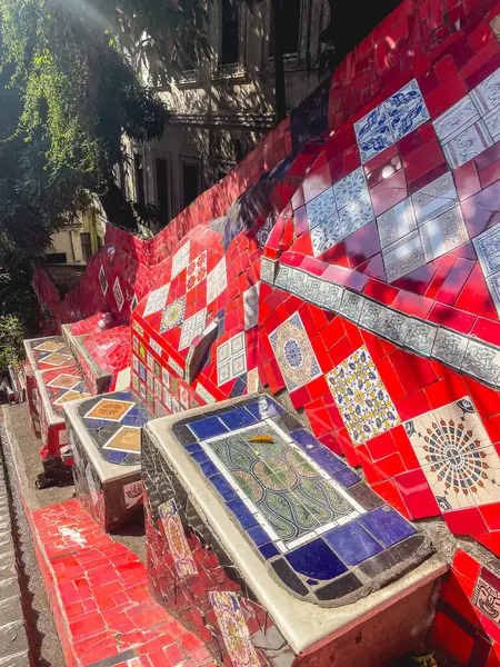 Escadaria Selarn. Lapa, Rio de Janeiro, Brezilya 'da elle boyanmış kiremitleri olan güzel merdivenler. 28 Mayıs 2024.