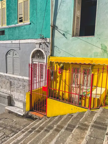 Escadaria Selarn. Lapa, Rio de Janeiro, Brezilya 'da elle boyanmış kiremitleri olan güzel merdivenler. 28 Mayıs 2024.