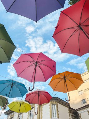 Renkli şemsiye Petropolis 'in merkezinde, Rio de Janeiro, Brezilya.