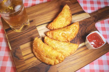 Ev yapımı Brezilya Pasteli ketçap ve bir bardak Guarana. Tipik Brezilyalı..