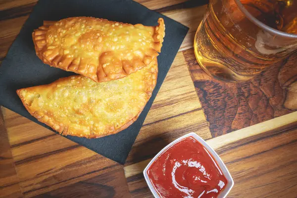 Ev yapımı Brezilya Pasteli ketçap ve bir bardak Guarana. Tipik Brezilyalı..