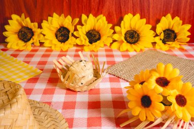 Brezilya bayramı Festa Junina 'nın dekoratif geçmişi. Ayçiçekleri ve hasır şapkalarla.