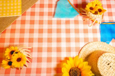 Brezilya bayramı Festa Junina 'nın dekoratif geçmişi. Ayçiçekleri ve hasır şapkalarla.