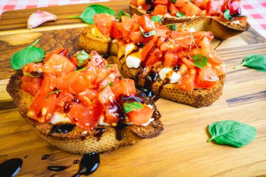 Basil 'le süslenmiş, ahşap bir tabakta servis edilen İtalyan Hughchetta..