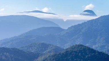 Petropolis, RJ, Brezilya dağlarında hareket eden bulutlardan gelen zaman çizelgesi.