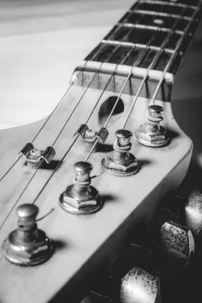 Tozla dolu eski bir gitar başlığının yakınında. Siyah ve beyaz..