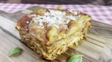 Ev yapımı lazanya bolonezinin ahşap bir tahtanın üzerinde yakın plan..