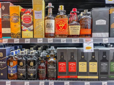 Paulo, Brezilya 17 Ağustos 2024. Brezilya 'da, So Paulo' da bir süpermarkette, fiyat etiketli farklı türde viskiler.