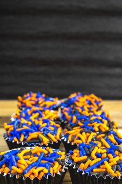 Tipik Brezilya tatlıları, Brigadeiros. Cadılar Bayramı renklerinde, tahta bir masanın üzerinde. Brezilya 'dan Cadılar Bayramı için şeker.