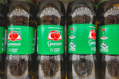 Büyük bir şişe Guarana, Brezilya 'dan bir soda. Brezilya, Sao Paulo 'da bir süpermarkette rafta..