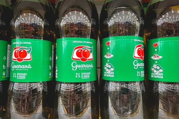 Büyük bir şişe Guarana, Brezilya 'dan bir soda. Brezilya, Sao Paulo 'da bir süpermarkette rafta..