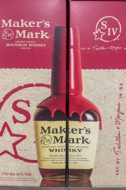 Sao Paulo SP Brezilya 13 Eylül 2024. İki kutu Maker 's Mark Wiskey. Sao Paulo 'da bir süpermarkette rafta..