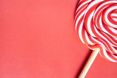 Gri arka planda Noel lolipopları. Noel şekeri. Noel ile ilgili şeyler için arka plan.