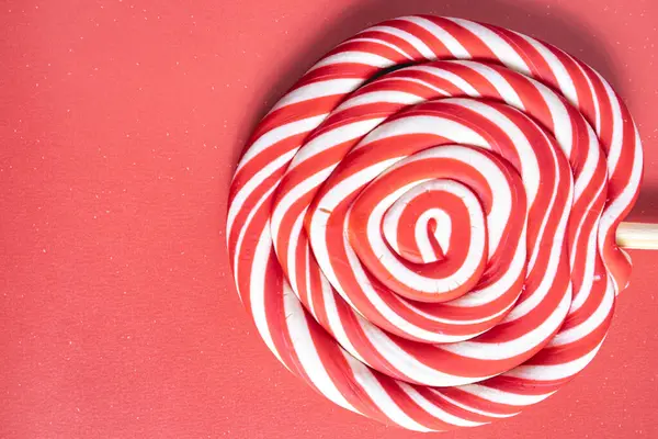 Gri arka planda Noel lolipopları. Noel şekeri. Noel ile ilgili şeyler için arka plan.