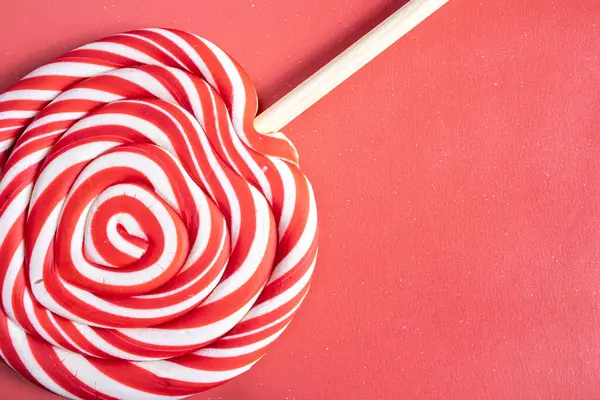 Gri arka planda Noel lolipopları. Noel şekeri. Noel ile ilgili şeyler için arka plan.