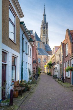 Delft, Hollanda 15 Ekim 2024. Delft 'in güzel tarihi caddeleri, Yeni Kilise.