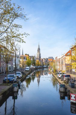 Delft, Hollanda 15 Ekim 2024. Delft 'teki eski evler ve kanallar..