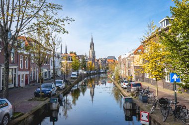 Delft, Hollanda 15 Ekim 2024. Delft 'teki eski evler ve kanallar..